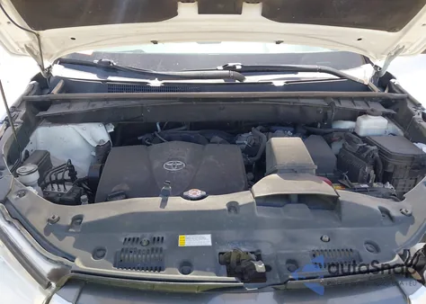 2019 Toyota Highlander Le z USA, uszkodzony, nr VIN 5TDZZRFH5KS367653